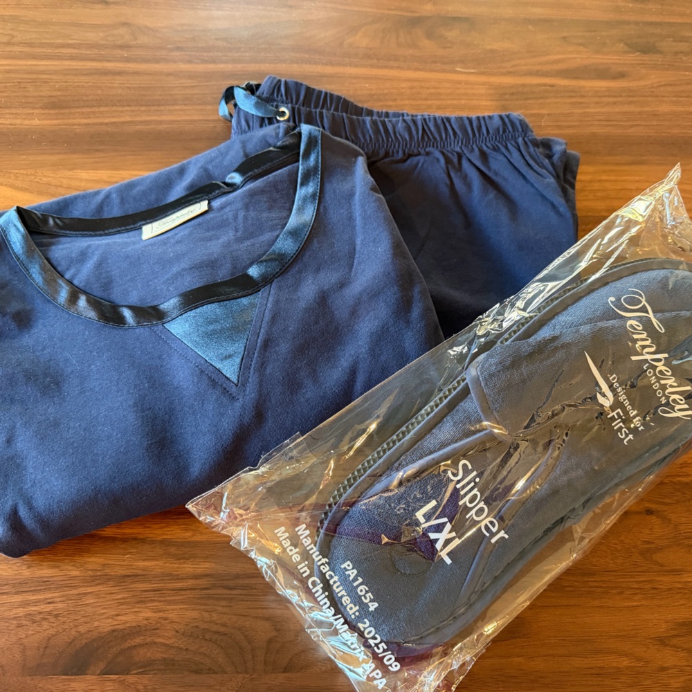 Temperley London British Airways Men’s Pajamas and Slippers Sz L, NWT - Picture 2 of 2
